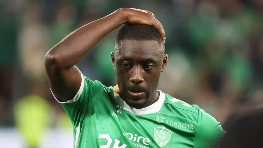 Dennis-Appiah-apres-la-defaite-de-Saint-Etienne-contre-Toulouse-le-17-mai-2025-2083164